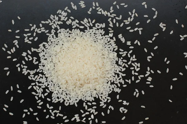 Risotto arroz no fundo preto — Fotografia de Stock