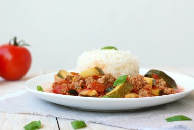 Domates, fesleğen ve kabak basmati pilav ile Baharatlı Kıyma