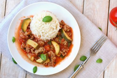 Domates, fesleğen ve kabak basmati pilav ile Baharatlı Kıyma