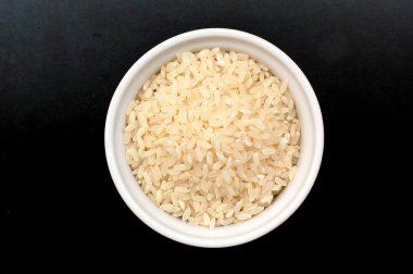 Risotto pirinç kase siyah arka plan üzerine