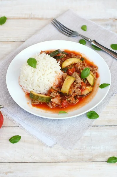 Picadillo picante con tomates, albahaca y calabacín con arroz basmati — Foto de Stock