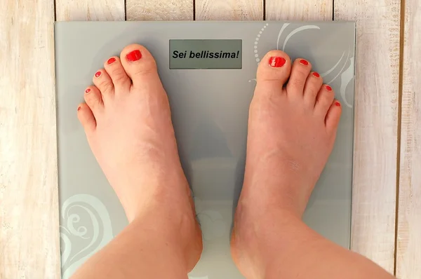 Feet on scale with text You are beautiful in Italian language — Stock Photo, Image