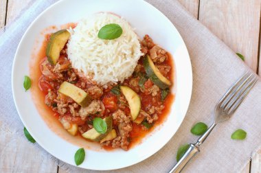 Domates, fesleğen ve kabak basmati pilav ile Baharatlı Kıyma