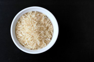 Basmati pirinç kase siyah arka plan üzerine