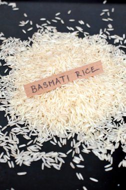 Risotto pirinç kase siyah arka plan üzerine