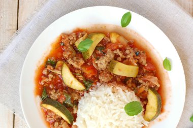Domates, fesleğen ve kabak basmati pilav ile Baharatlı Kıyma