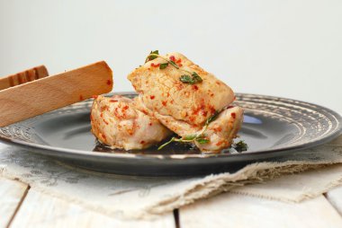 Domuz eti bonfile kırmızı biber biber ve kavrulmuş patates ve soğan ile karanlık plaka üzerinde taze kekik ile kavrulmuş