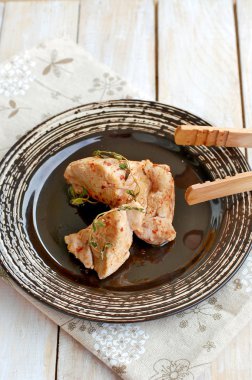 Kavrulmuş domuz eti bonfile kırmızı biber biber ve ahşap üzerine taze kekik ile