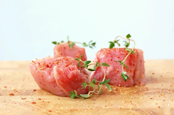 Lomo de cerdo crudo con chile rojo y tomillo fresco sobre madera preparado para cocinar — Foto de Stock