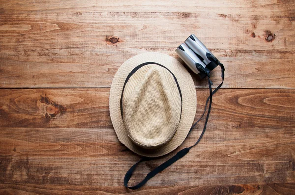 Yaz şapka ve orta ahşap arka plan üzerinde dürbün — Stok fotoğraf