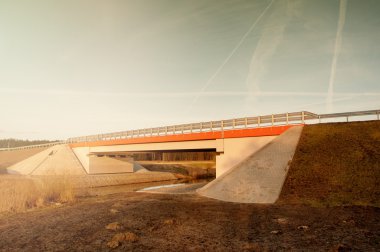 Gün boyunca terk edilmiş köprü