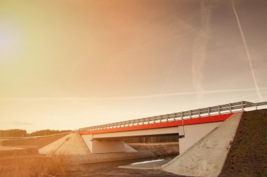 Gün boyunca terk edilmiş köprü