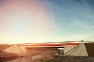 Gün boyunca terk edilmiş köprü