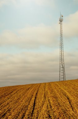 Görüntünün küçük bir köyde telefon kulesi