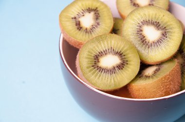 Kivi kupa abov görüntülenen mavi zemin üzerine dilim