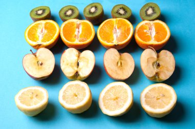 Yukarıdaki mavi bir arka plan üzerinde sağlıklı meyve