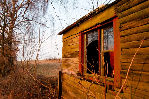 Old green abandoned hut. — Stock Photo, Image