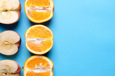 Portakal ve elma mavi zemin üzerine