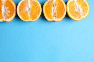 Portakal ve elma mavi zemin üzerine