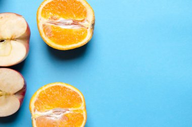 Portakal ve elma mavi zemin üzerine