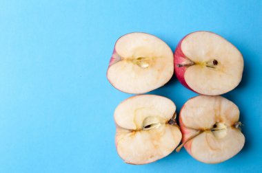 Yukarıdaki mavi bir arka plan üzerinde elma tatlısı