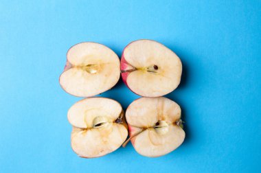 Yukarıdaki mavi bir arka plan üzerinde elma tatlısı