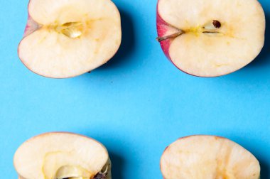 Yukarıdaki mavi bir arka plan üzerinde elma tatlısı