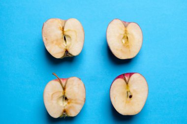 Yukarıdaki mavi bir arka plan üzerinde elma tatlısı