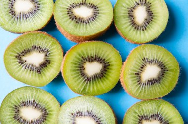 Kivi yukarıdaki mavi arka plan üzerinde kesmek