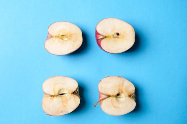 Yukarıdaki mavi bir arka plan üzerinde elma tatlısı