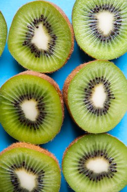 Kivi yukarıdaki mavi arka plan üzerinde kesmek