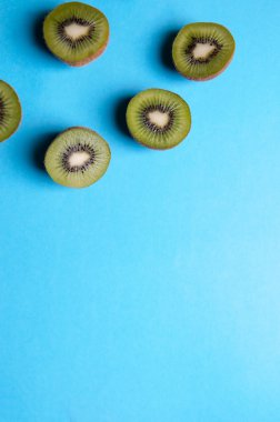 Kivi yukarıdaki mavi arka plan üzerinde kesmek