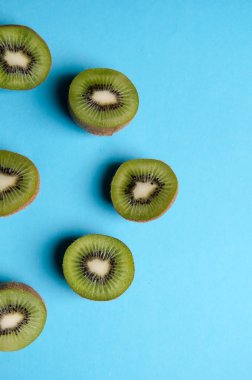 Kivi yukarıdaki mavi arka plan üzerinde kesmek