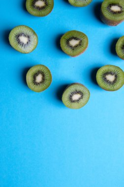 Kivi yukarıdaki mavi arka plan üzerinde kesmek