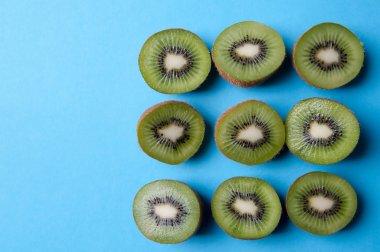 Kivi yukarıdaki mavi arka plan üzerinde kesmek