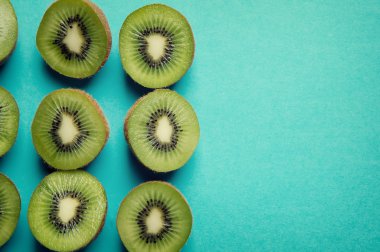 Kivi yukarıdaki mavi arka plan üzerinde kesmek