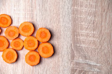 Ahşap bir masa üzerinde havuç parçalarını