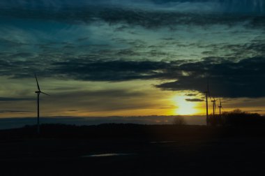 Yel değirmeni, günbatımı, enerji görüntüsünü