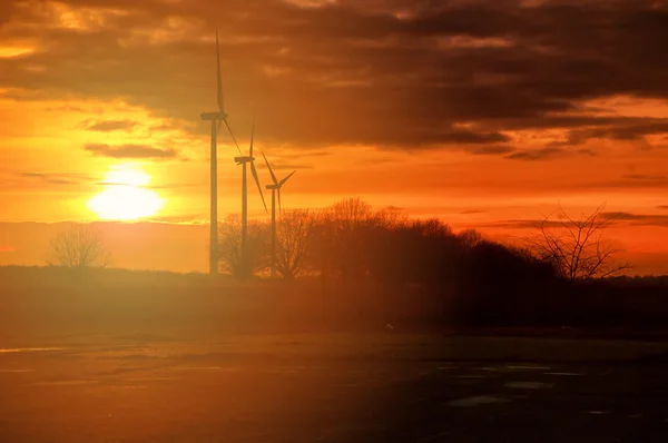 La imagen de molino de viento, puesta del sol, energía — Foto de Stock