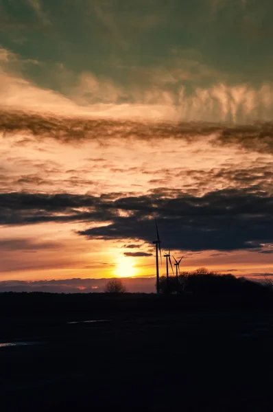 La imagen de molino de viento, puesta del sol, energía — Foto de Stock