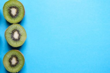 Kivi yukarıdaki mavi arka plan üzerinde kesmek