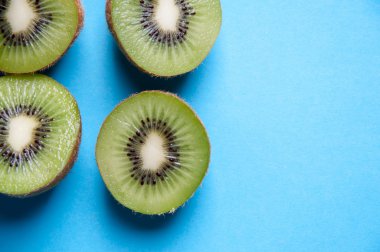 Kivi yukarıdaki mavi arka plan üzerinde kesmek