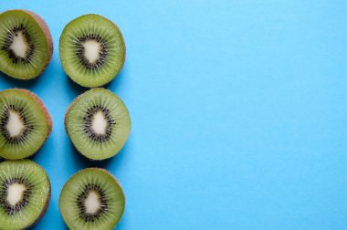 Kivi yukarıdaki mavi arka plan üzerinde kesmek