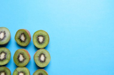 Kivi yukarıdaki mavi arka plan üzerinde kesmek