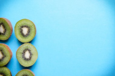 Kivi yukarıdaki mavi arka plan üzerinde kesmek