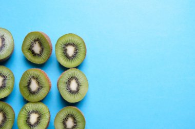 Kivi yukarıdaki mavi arka plan üzerinde kesmek