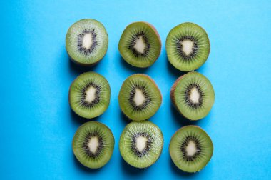 Kivi yukarıdaki mavi arka plan üzerinde kesmek