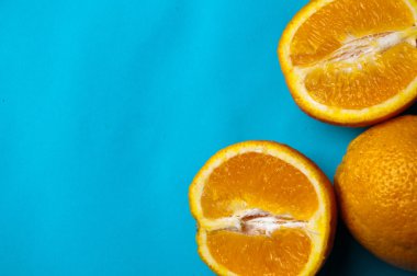 Mavi bir arka plan üzerinde izole taze portakal