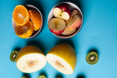 Yukarıdaki mavi bir arka plan üzerinde meyve