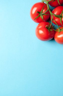 Metin sp mavi artalanla yukarıdan beş taze domates